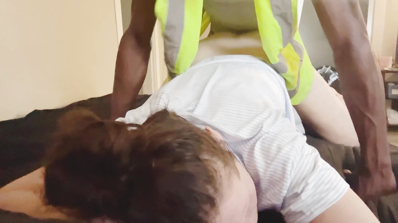 Λευκή MILF γαμιέται με τον μαύρο υδραυλικό