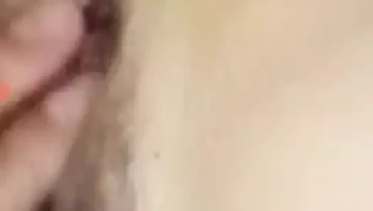 Kendi kendime zevk alıyor, amımı parmaklıyorum