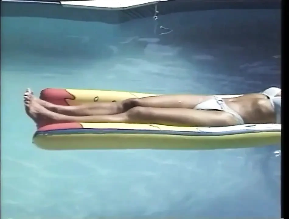 Cặp đôi trẻ cực khoái qua đường lỗ hậu trong hồ bơi