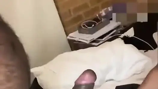 Sri-lankisches mädchen lutscht großen schwanz