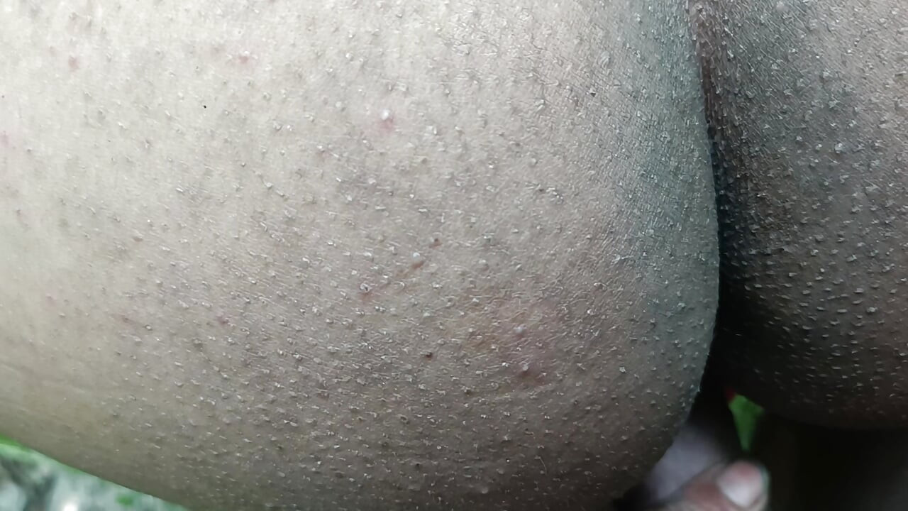 Am futut-o în timp ce era în câmpul de iută și m-am distrat foarte mult, apoi am ejaculat în vaginul ei.