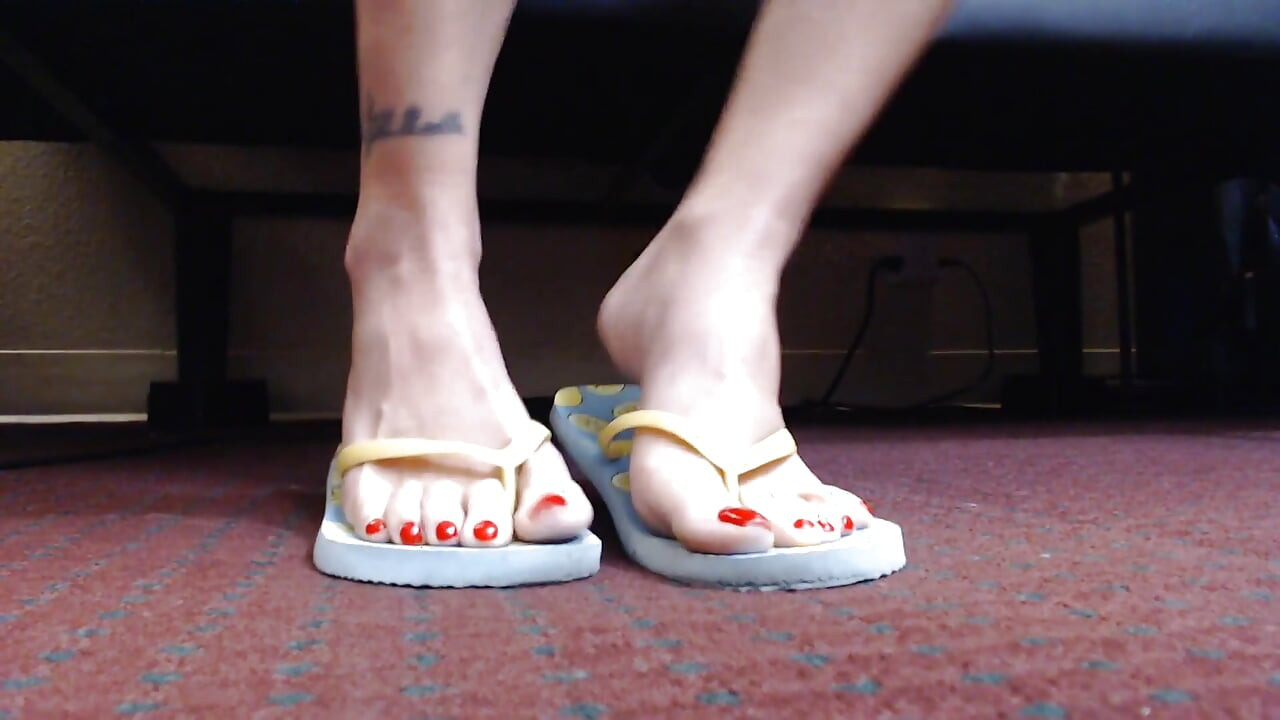 Meneando en primer plano de las chanclas