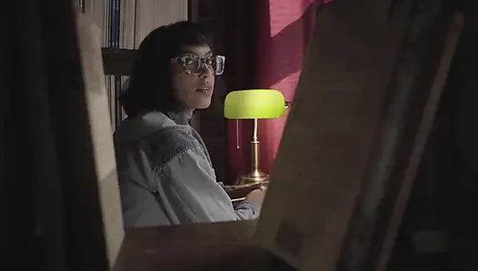 Шлюшка с большой задницей с большими сиськами дает незнакомцу наполнить кримпаем в библиотеке Ravyn Alexa, Peter Hooke