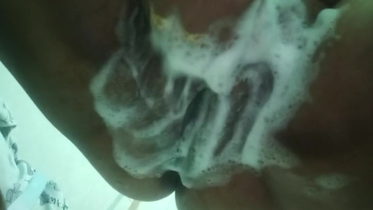 セクシーなフィリピン人ミルフ、私の大きく美しい膣を洗っている