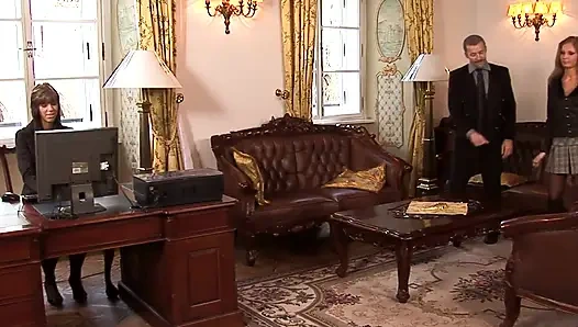 Анальная сцена красотки 2 сексуальная брюнетка в трусиках Lauryn May любит иметь большой член в ее заднице и сперму