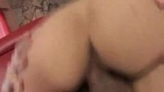 Une rouquine se fait baiser sur un canapé rouge