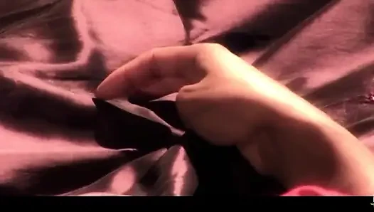 Çekici bir geyşaya sulu götüne ve cennet gibi yatak servisini seviyor