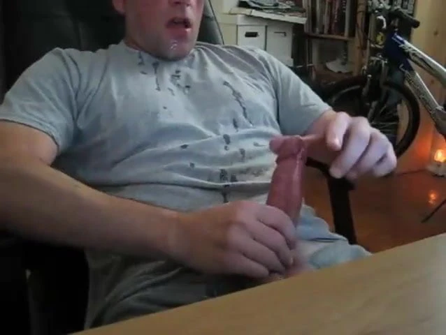 STR8 GUY JERKS COCK AND CUMS