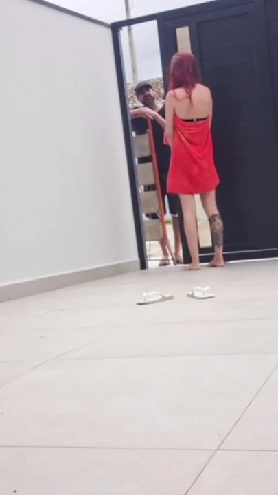 "그녀의 뒷마당에서 일광욕을하는 결혼 한 순간과 이웃이 그녀의 문을 고치기 위해 와서 그녀를 경비원만 붙잡는다"의 스릴 넘치는 순간