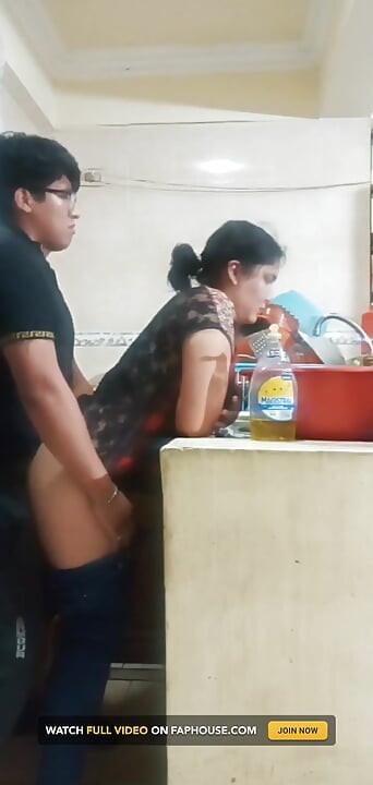 彼女が皿を洗うときに犯されたメイド