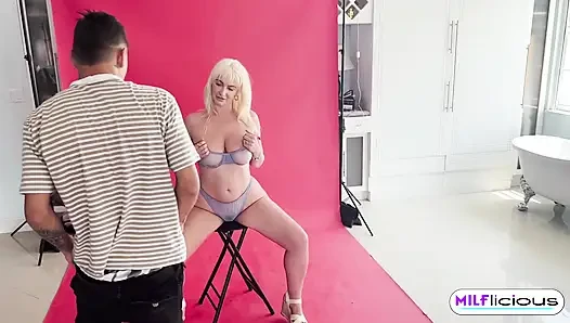 Милфа Kate Dee трахается с фотографом