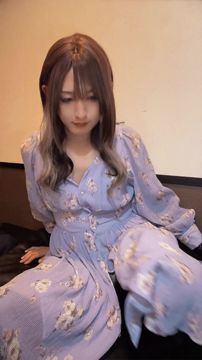 Vídeo de uma mulher vestida fofa se masturbando calmamente
