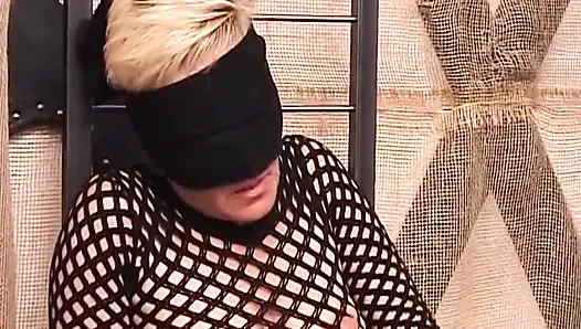 Blonde MILf mit verbundenen augen nimmt stab und fingert tief