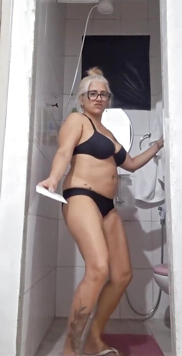 Venha e enfie seu pau na minha buceta enquanto eu coloco massa na parede.