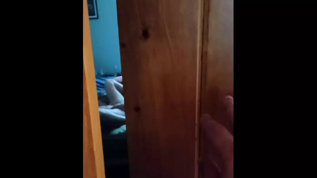 当我的妻子在观看色情片并玩弄她的阴户时，我在镜头前看到她！