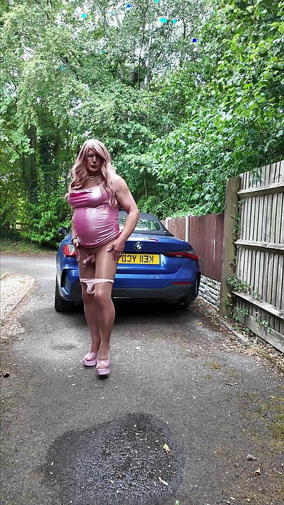 Sexy Crossdresser kellycd2022 en mi vestido rosa brillante sexy pantimedias y tacones sin costuras