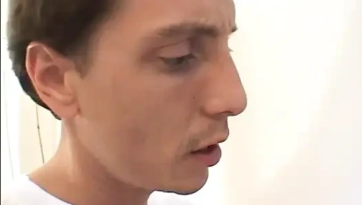 Dik memeli ve adil saçlı salacious sarışın genç kız Roxy Jezel aynı anda üç yarak emmeyi seviyor