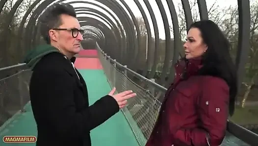 Довольно несмешная немецкая тату-шлюха проталкивается через весёлую Конни