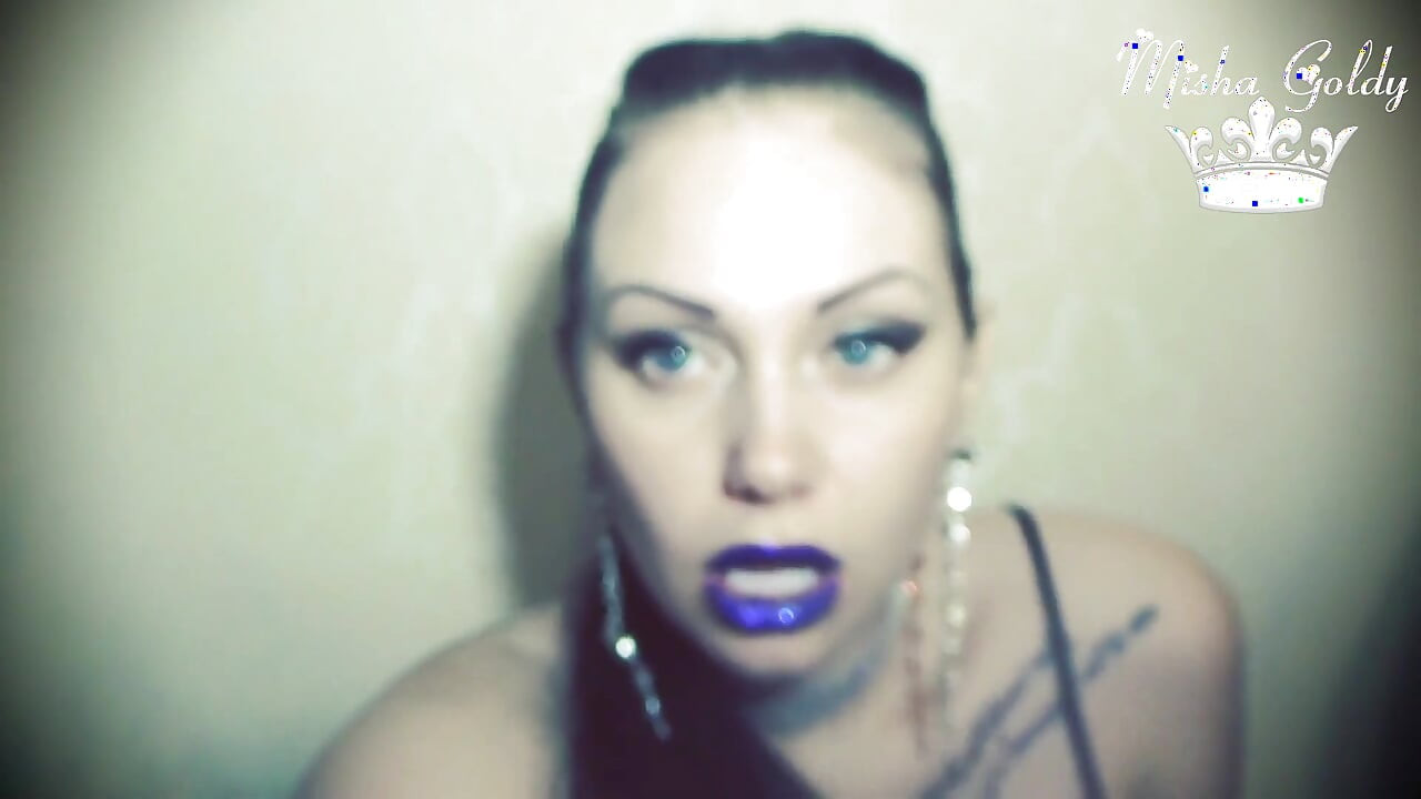 Glamour azul com lábios brilhantes