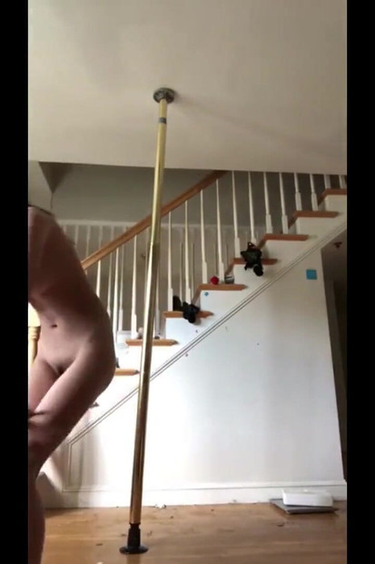 अलेक्जेंड्रिया वू अंडरकवर स्ट्रिपर में सितारे