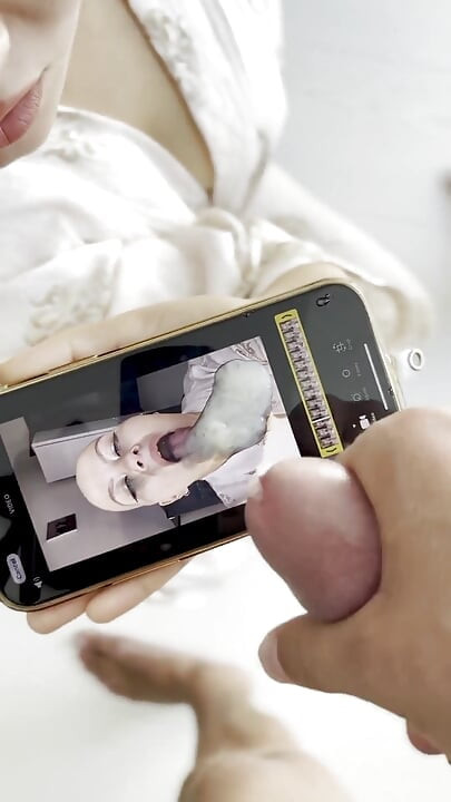 Sperma-tribut, glatzköpfiges mädchen macht ihr telefon danach sauber