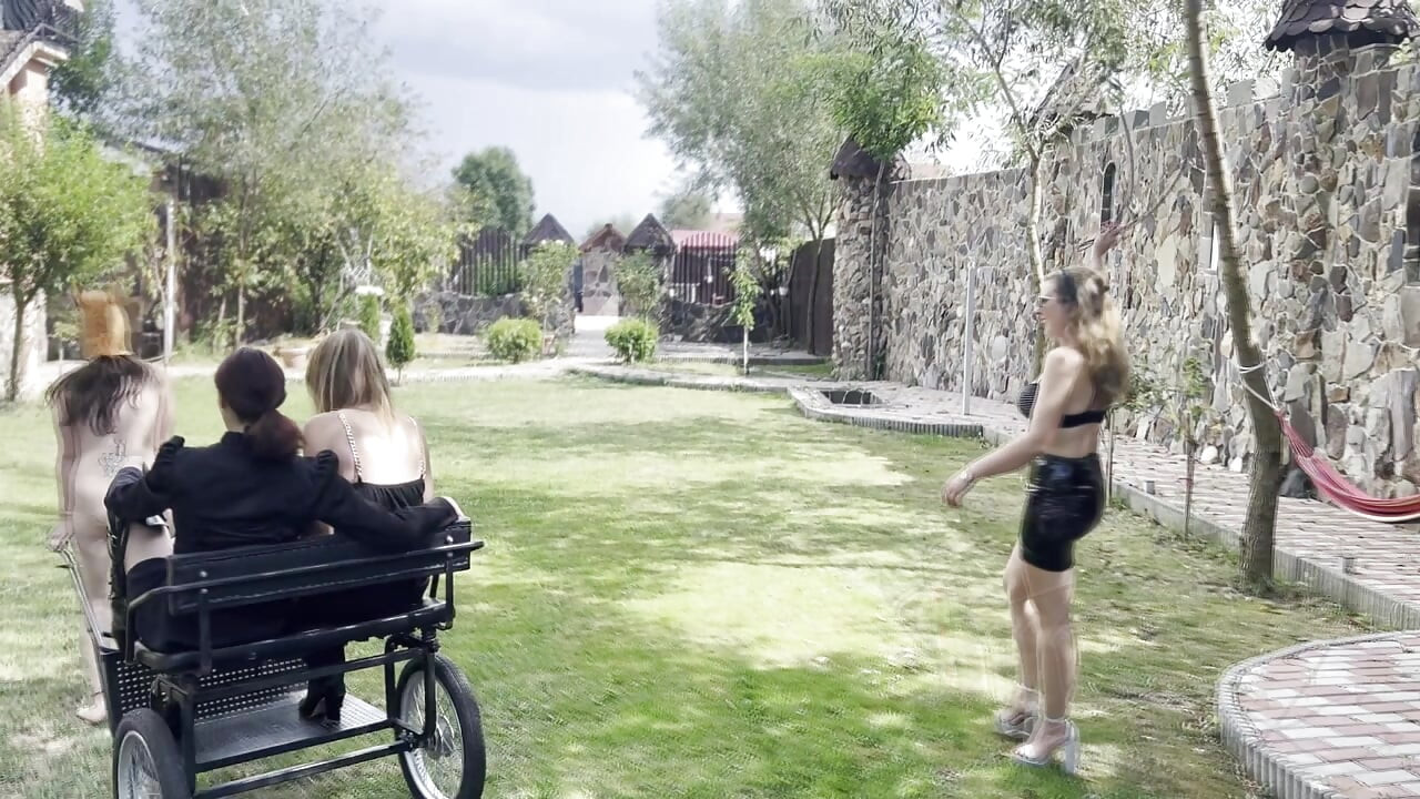 Ponnijente pisket, melket og forslått hardt - EXTREME LEZDOM Ponygirl trening