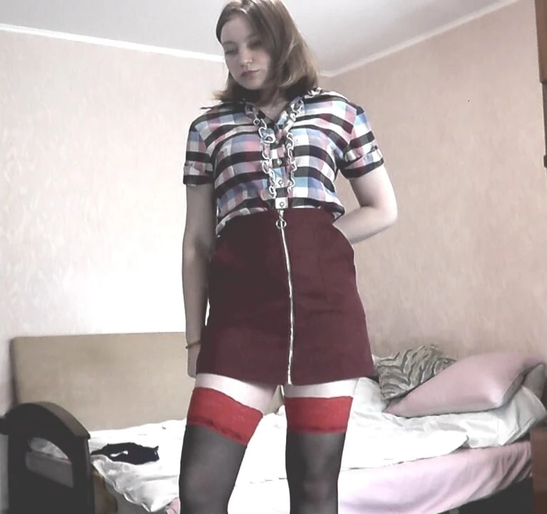 Typické ráno krásné roztomilé sladké sexy dívky Assol. Chcaní chcaní. Fetiš. Punčochy na vysokých podpatcích. Erotická sukně. Oblečení