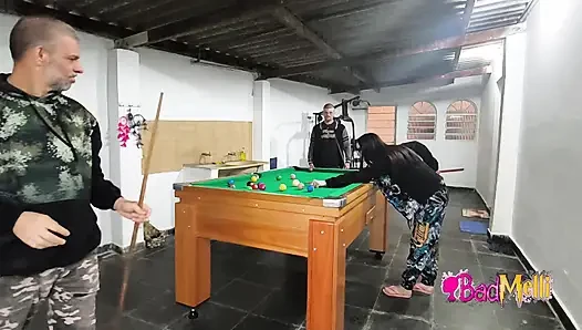 Main biliar sambil bugil sama pacarku dan ayah mertuaku
