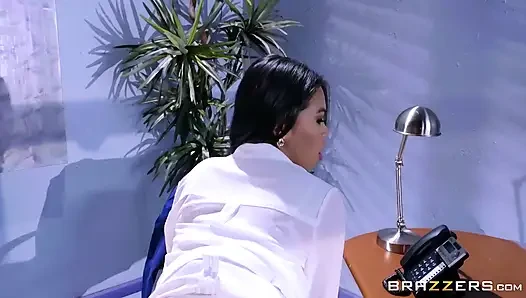 Dicke titten bei der arbeit - Cindy Starfall wickelt ihre massiven titten um den schwanz von Hausmeister Buddy Hollywood