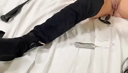 Göğüslerimi, meme uçlarımı ve götümü ağdalıyorum ve biraz amcığıma şaplak atiyorum