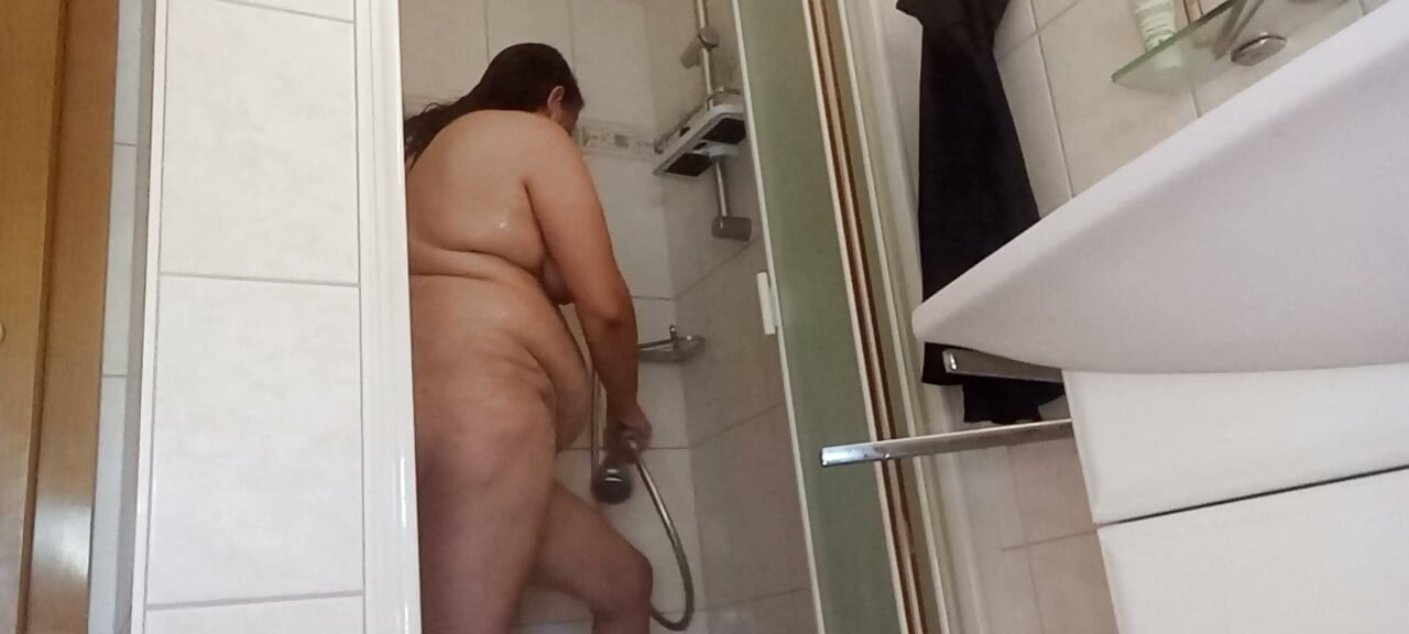 Moje břichatá prasátko ve sprše