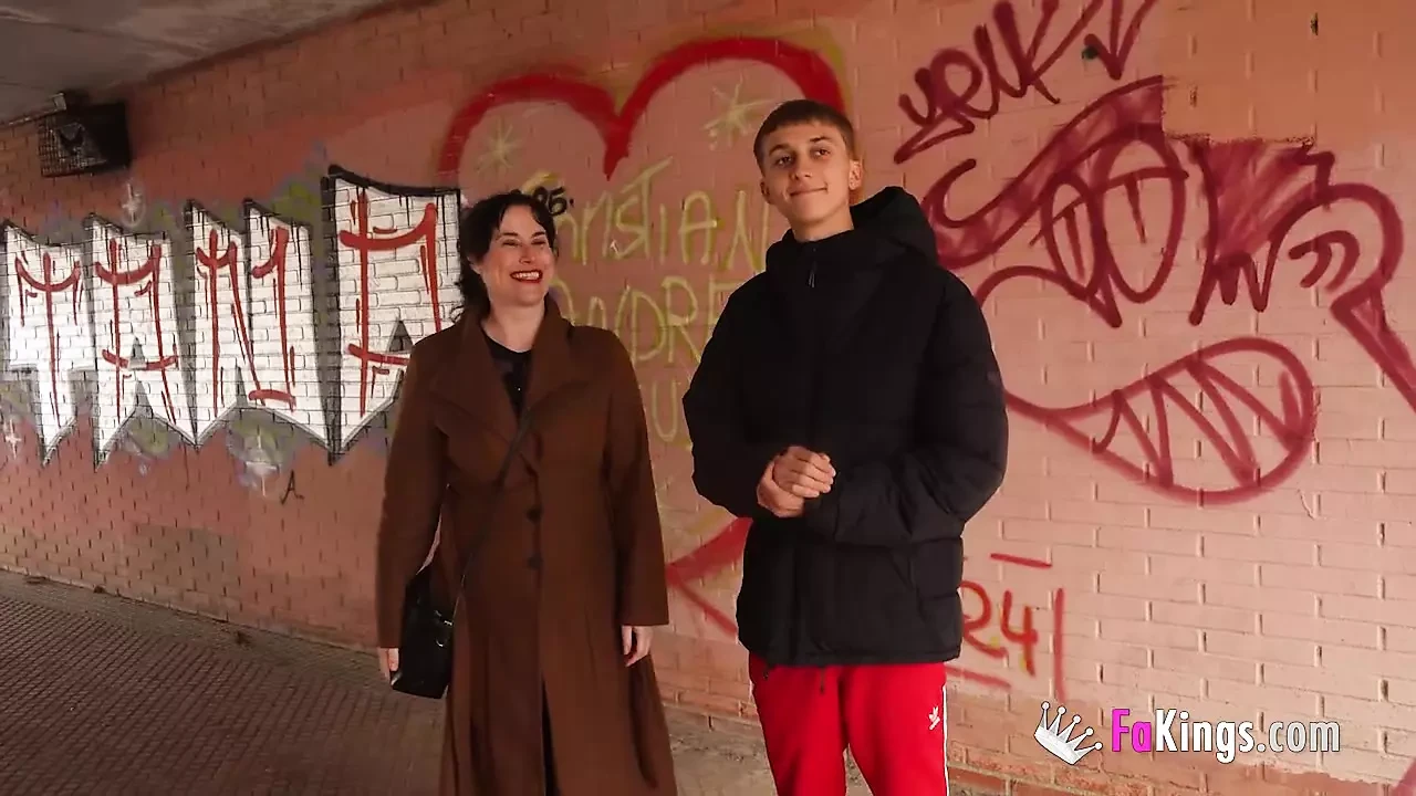 Emmita Smile是所有年轻人都想尝试的熟女