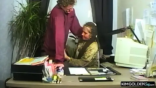 Wilder Buerofick mit leidenschaftlicher Schoenheit