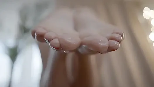 Reife blonde MILF tränkt ihre füße in pisse