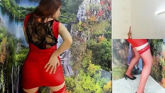 Dia mengangkangi dan menyemprotkan dan orgasme