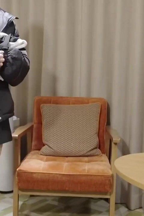 Baştan çıkarıcı derecede ince spa güzeli kuralları büküyor, görsel allure tek başına spot ışıklarını çalıyor