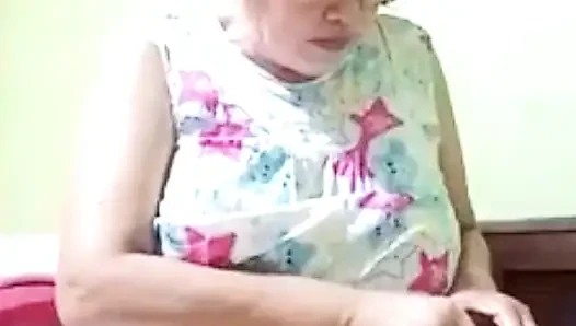 Мы разговариваем немного, затем делаем видео секс, чтобы освободить нашу похоть