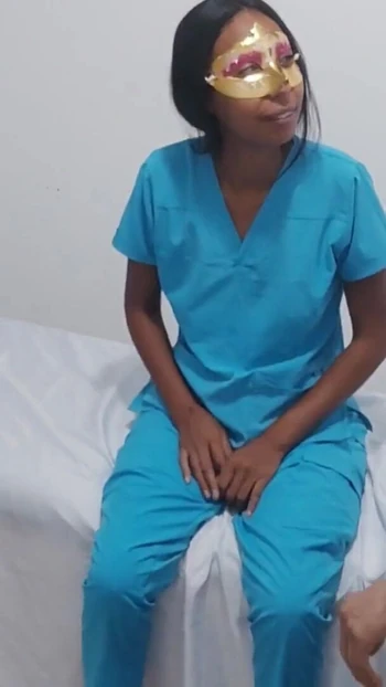 "Tıbbi iş arkadaşları hastane sedyesinde yetişkin şeyleri yapıyor"dan duygusal an