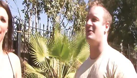 Застукала сцена с домохозяйками-2_Brunette с большими сиськами, домохозяйка обожает трахать свою мускулистую соседку