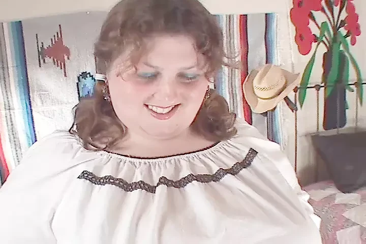 胖女人玩弄她的培根。她的阴户在哪里？我真的很难