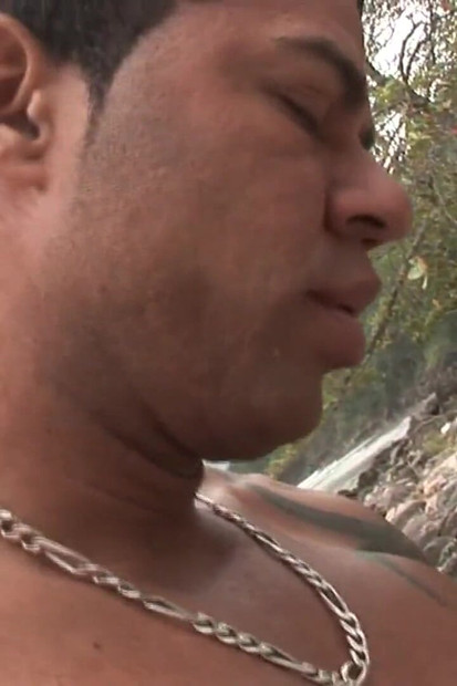 肌肉发达的拉丁女郎在海滩上吸吮