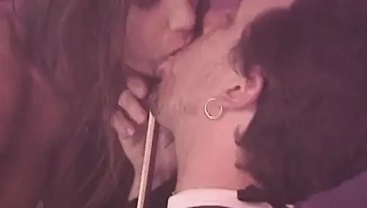 Hot MILF Threesome dengan Makan Vagina Gairah