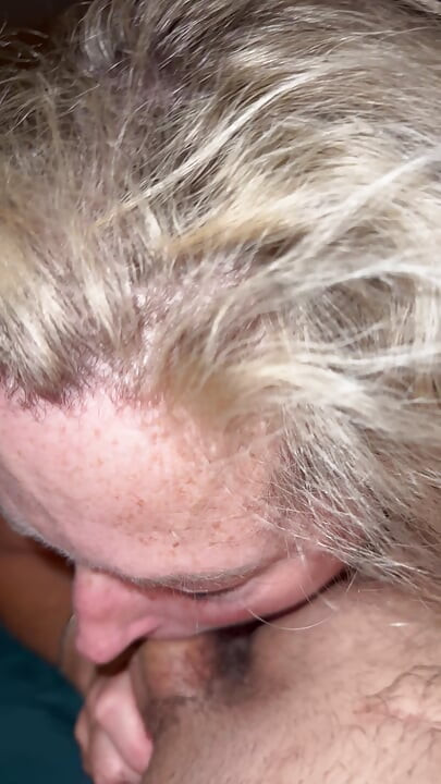 Oral MILF blonde, freckles, mata hijau menghisap ayah