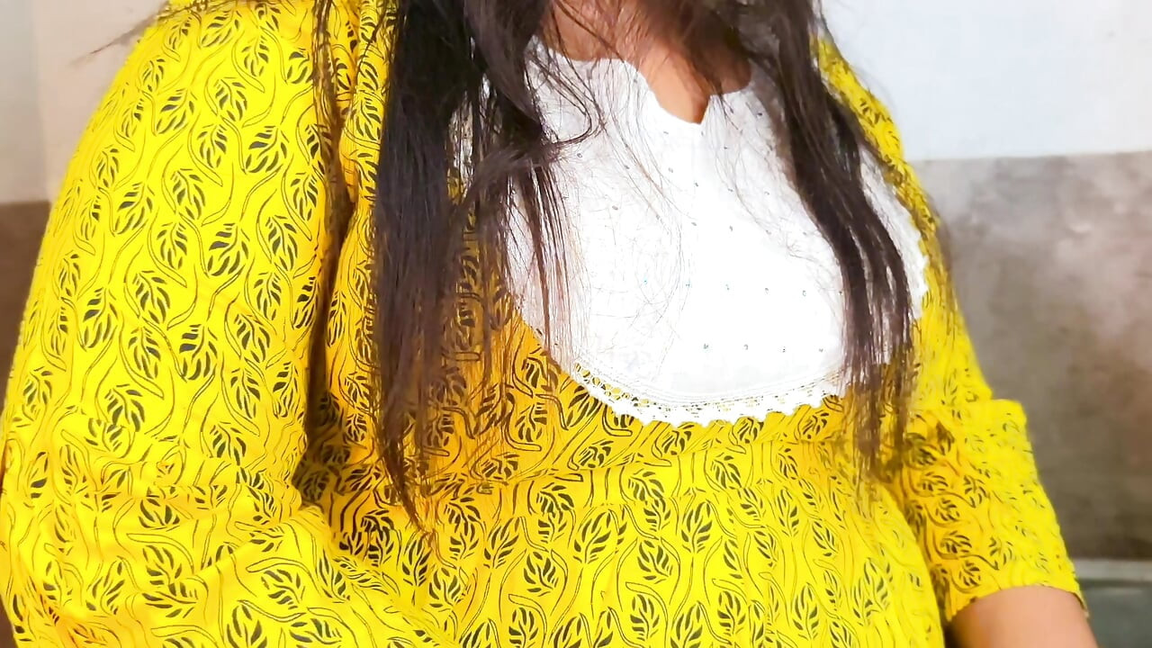 Najednou jsem ošukal svou tchýni, zatímco ona řízala curry v kuchyni - Desi Drsný sex