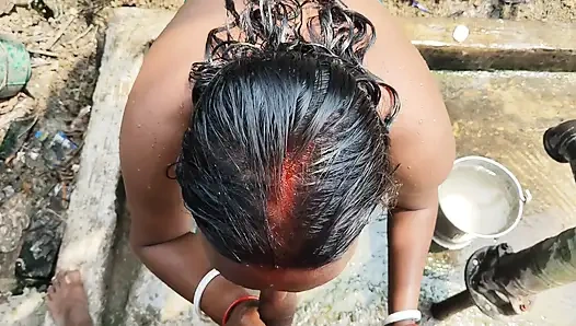 Desi pados ki bhabhi ko nahate samay land Chus aaya