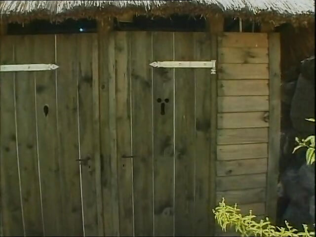 O curvă drăguță face o muie într-o baie!