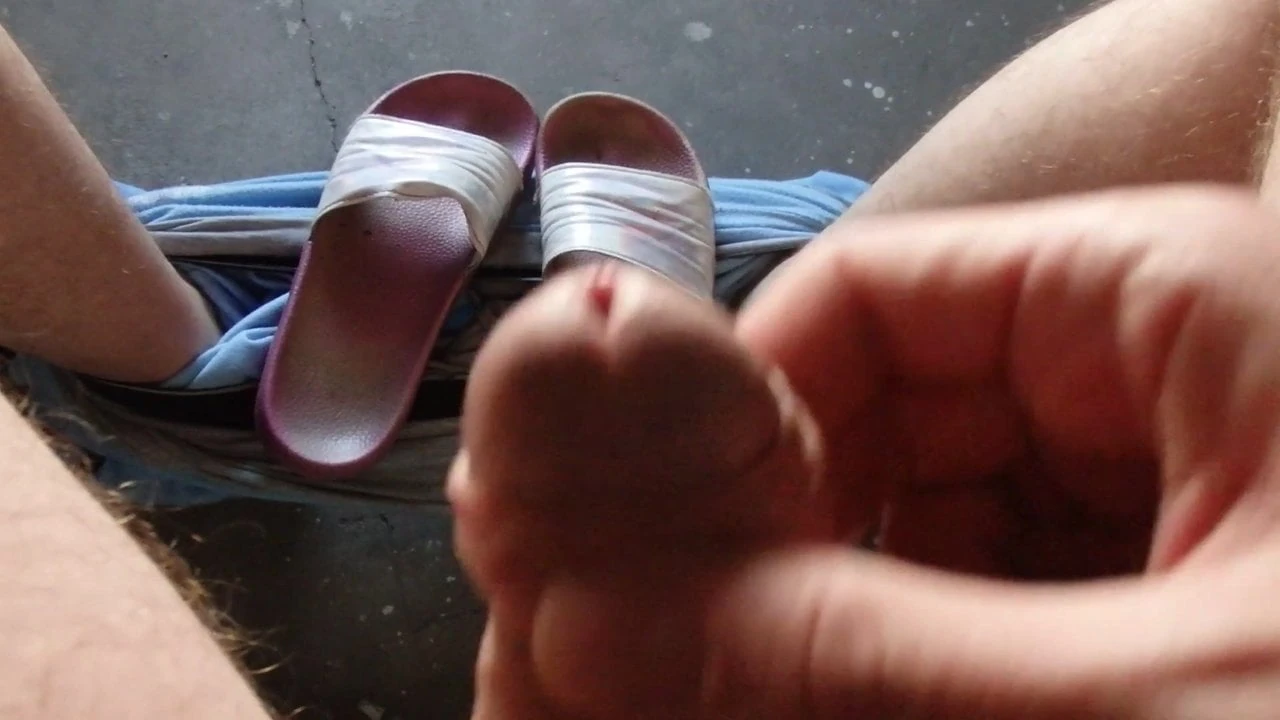 Zapatillas de un joven vecino.
