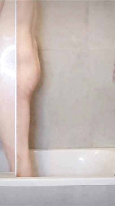 Niemiecka amator BBW MILF xMaskedMomWifex jest zaskoczony podczas kąpieli | Klip 1