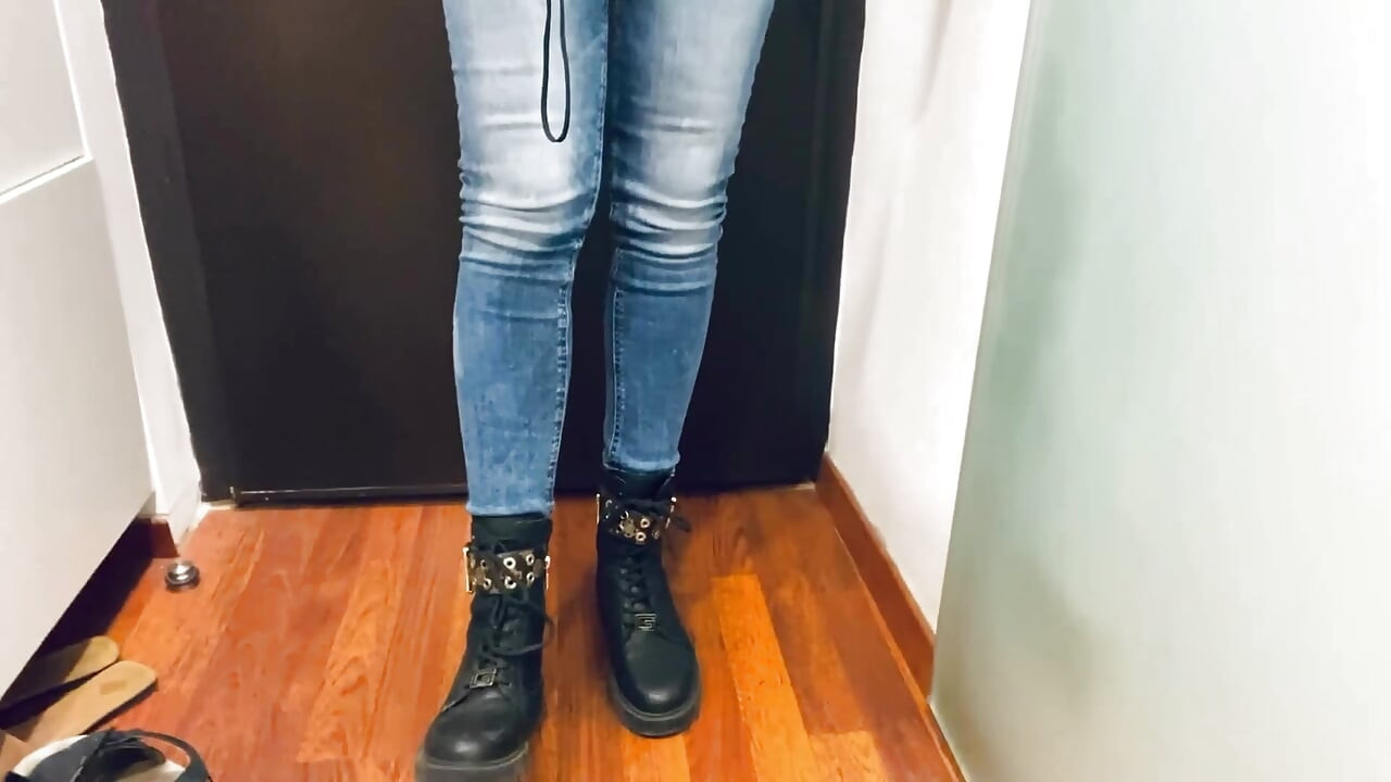 Kaki boot menggoda dengan kaus kaki yang bau