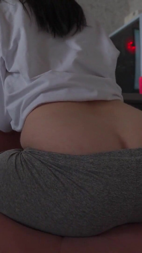 Farting & Buttcrack while Gaming | Clip 1